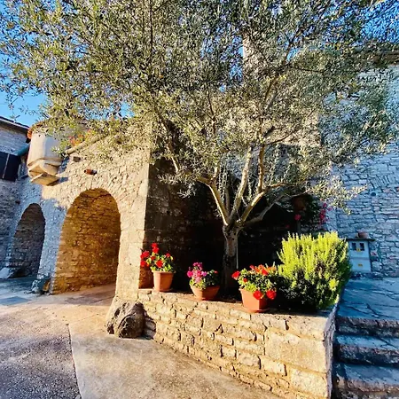 Authentic Stone House Miro Rajki